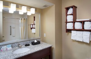 Tina con regadera, amenidades de baño gratuitas, secadora de cabello 