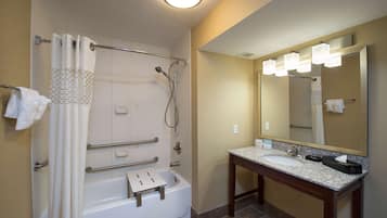 Combined shower/tub, free toiletries, hair dryer, towels