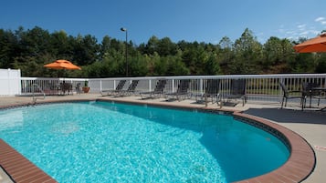 Una piscina al aire libre de temporada