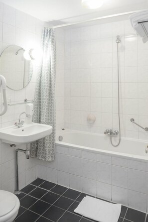 Bathroom shower - Delta Hotel City Center (Amsterdam)