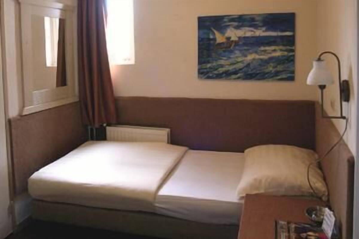 单人房 | 客房内保险箱、免费 WiFi、床单