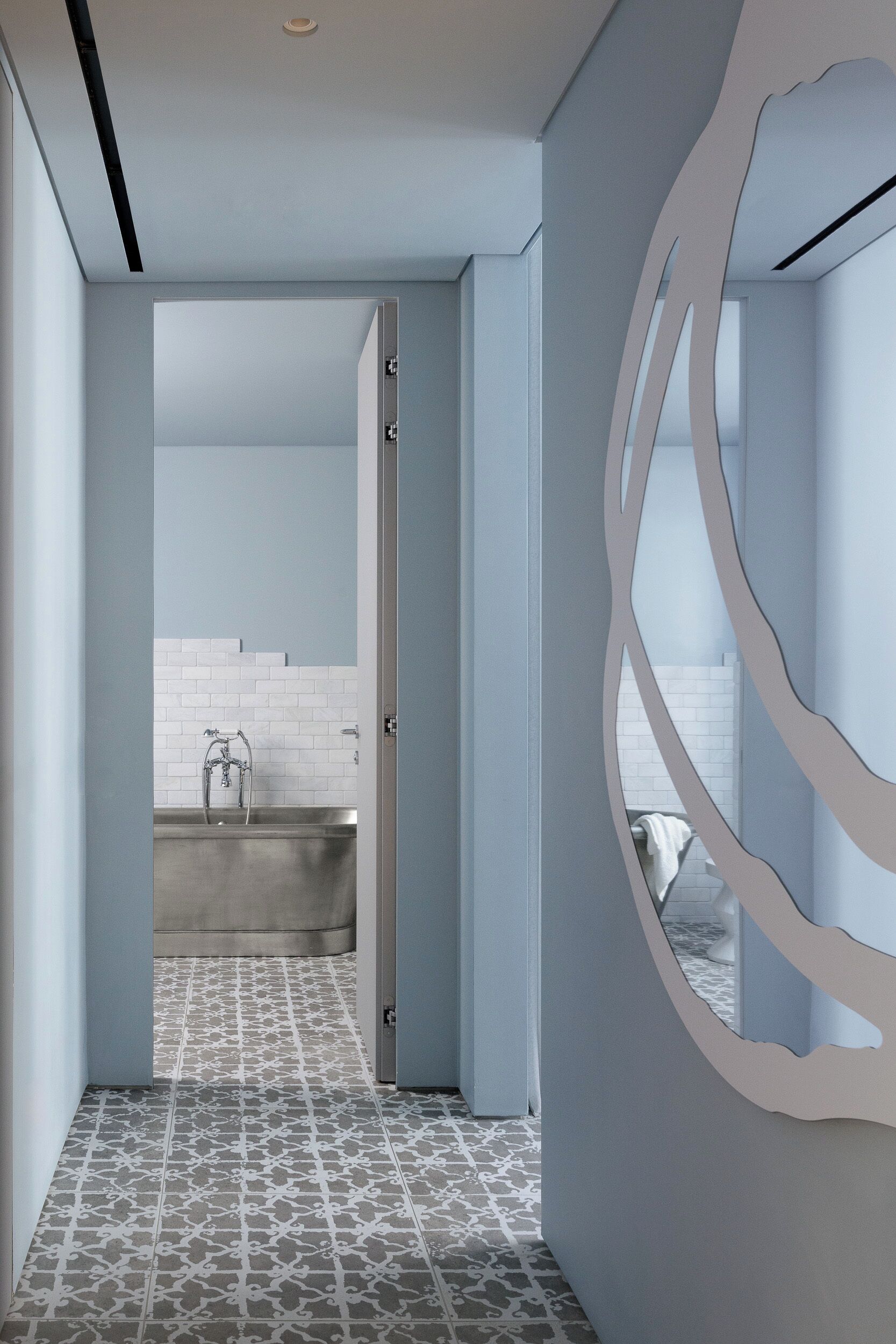 Un baño moderno con bañera, ducha e inodoro.