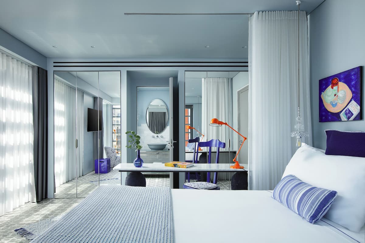 مأكولات ومشروبات مجانية في الميني بار وخزنة داخل الغرفة ومكتب