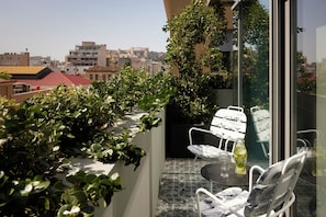Chill Room with balcony shower | Terassi/patio