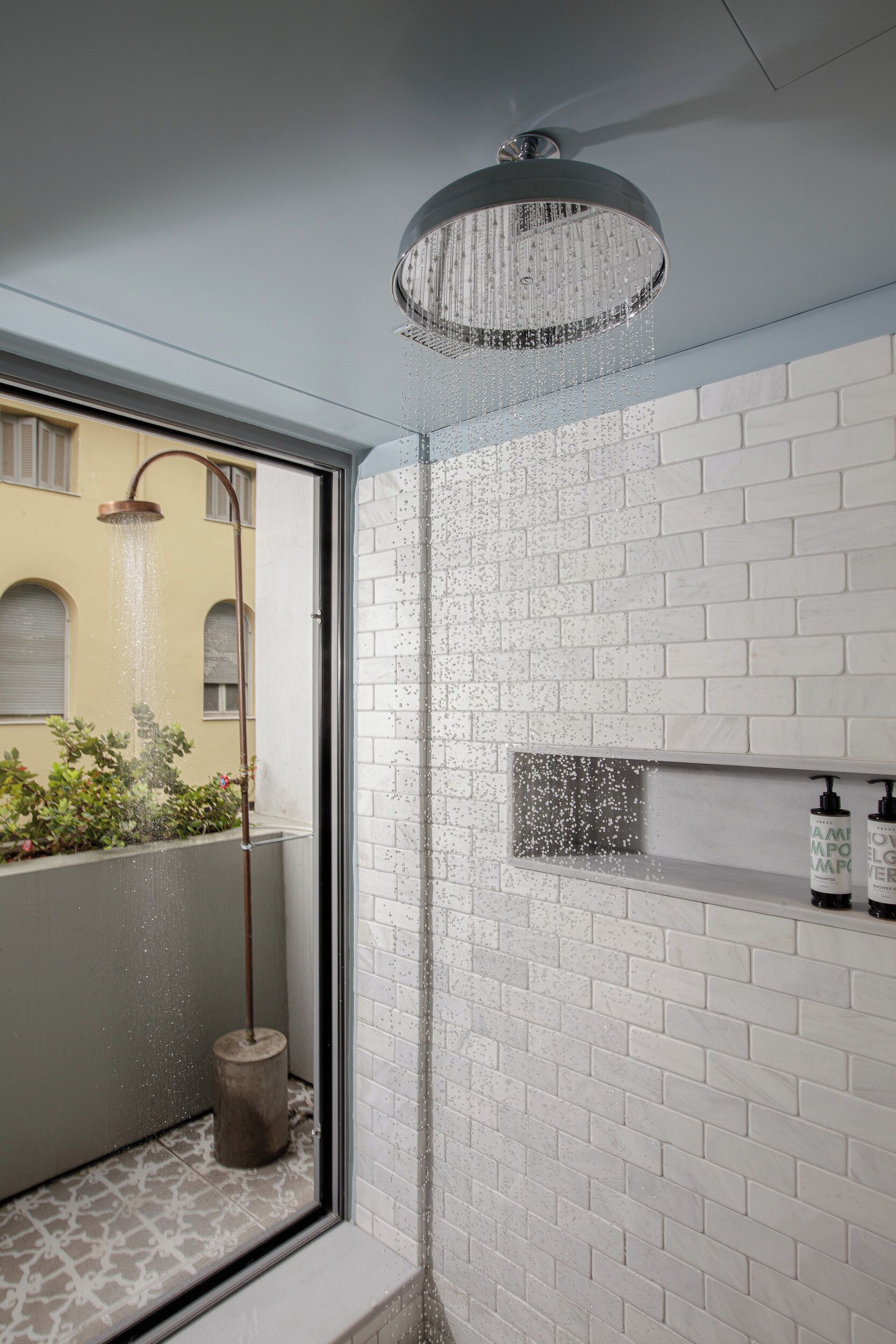 Chill Room with balcony shower | Bathroom shower