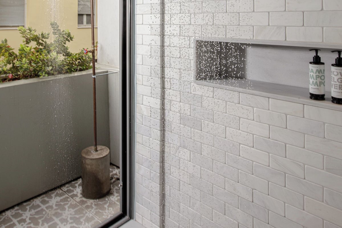 الدش داخل الحمام