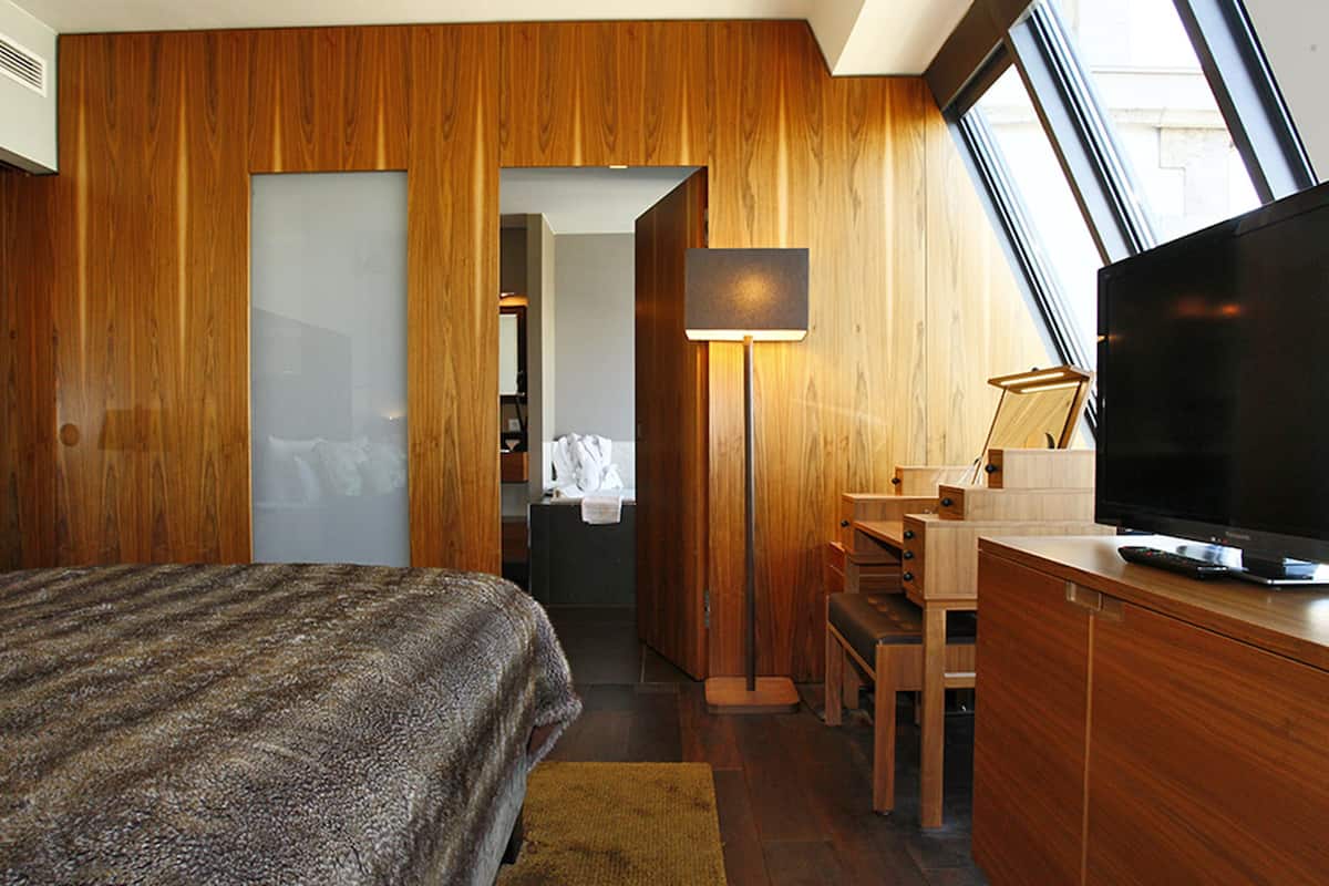 Dom Suite | Rollaway beds, alarm clocks