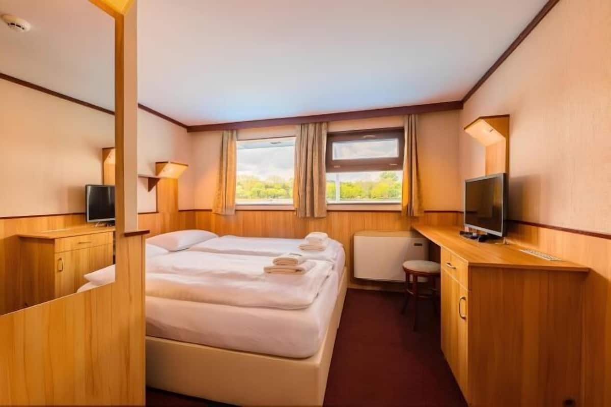 Escrivaninha, cortinas blackout, Wi-Fi de cortesia, roupa de cama