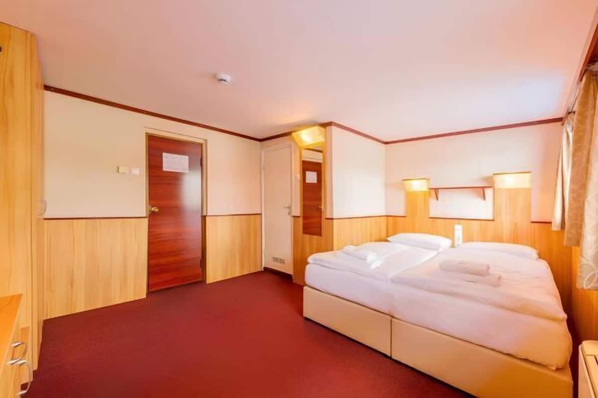 Escrivaninha, cortinas blackout, Wi-Fi de cortesia, roupa de cama