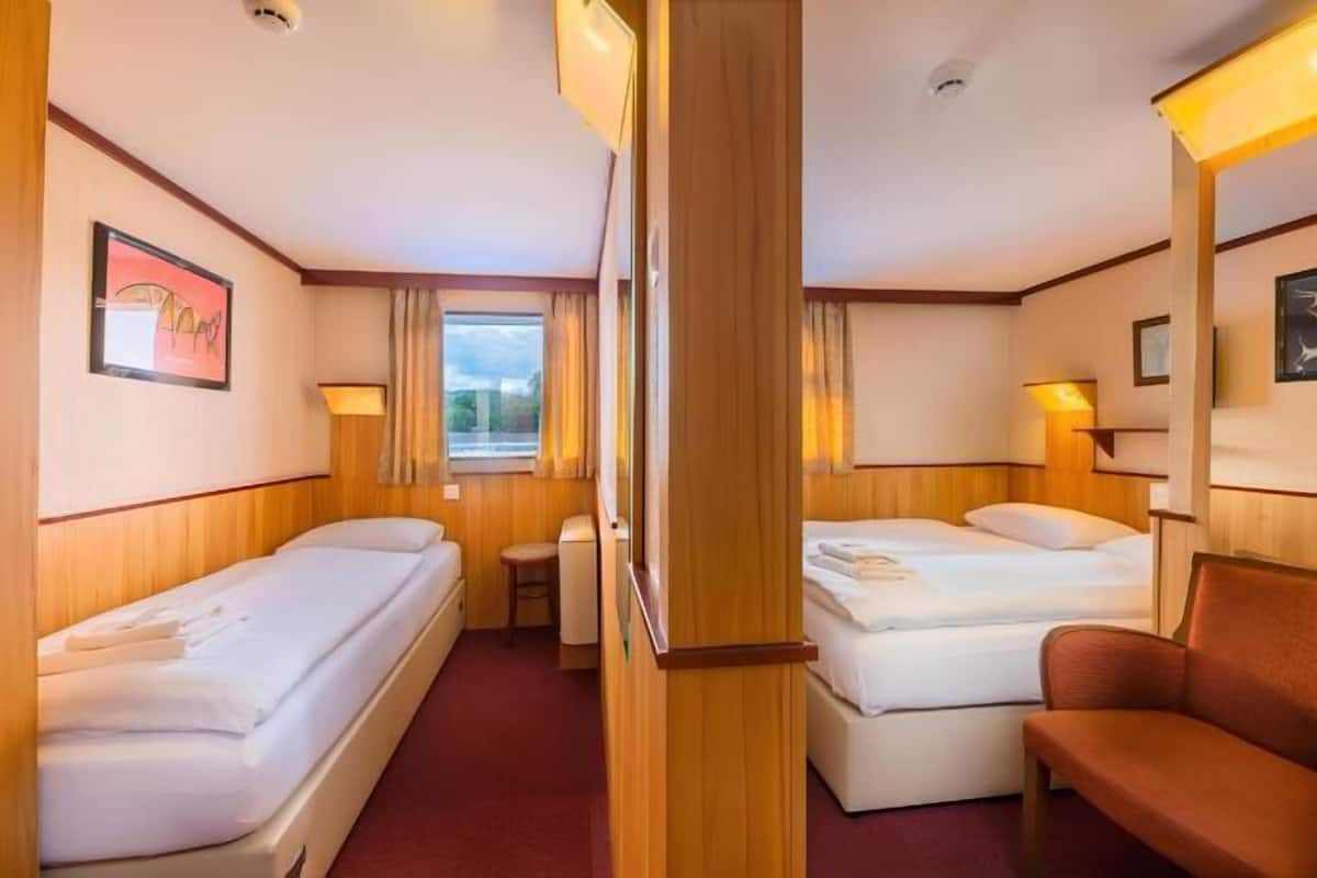 Escrivaninha, cortinas blackout, Wi-Fi de cortesia, roupa de cama