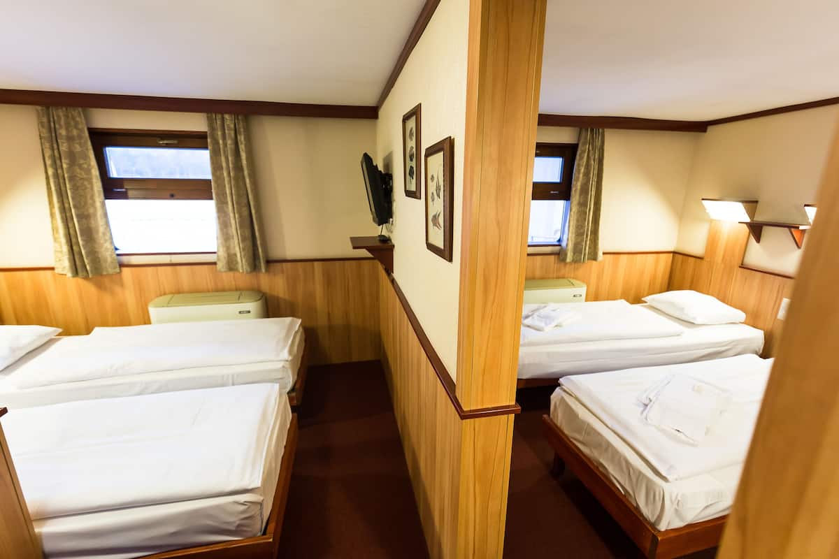 Kamar Quadruple | Meja kerja, tirai kedap cahaya, Wi-Fi gratis, dan seprai linen