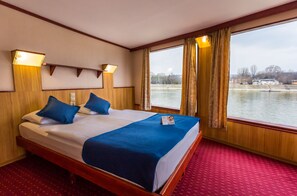 Desk, blackout curtains, free WiFi, bed sheets