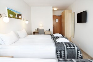 Habitación triple | Caja fuerte, escritorio, cunas gratuitas y wifi gratis