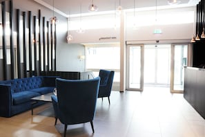 Coin salon dans le hall