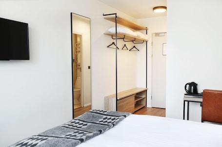 Standard Double or Twin Room | In-room safe, desk, free cribs/infant beds, free WiFi. Fosshotel Lind