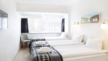Triple Room | In-room safe, desk, free cribs/infant beds, free WiFi