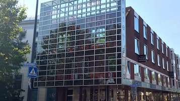 Vista frontal de la propiedad