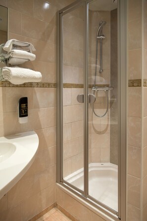 Toalettartikler (inkludert), hårføner, såpe og sjampo