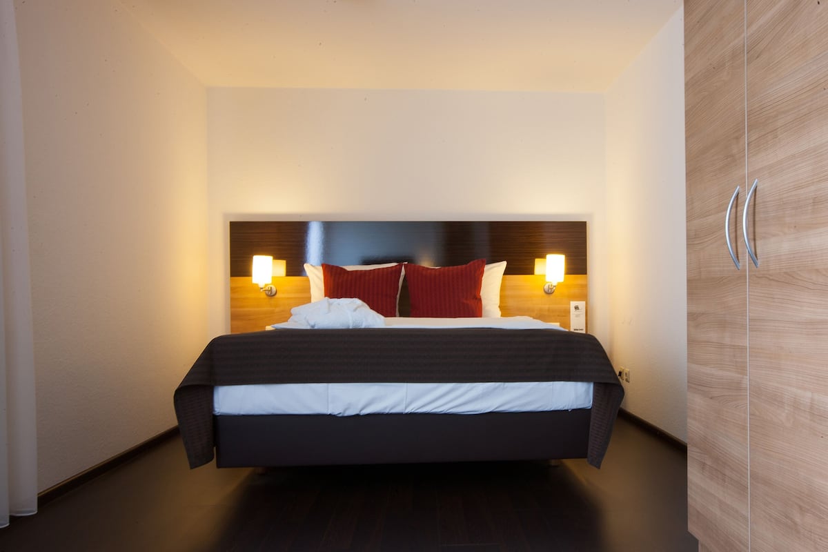 standard double room | desk, blackout curtains, wifi, bed sheets