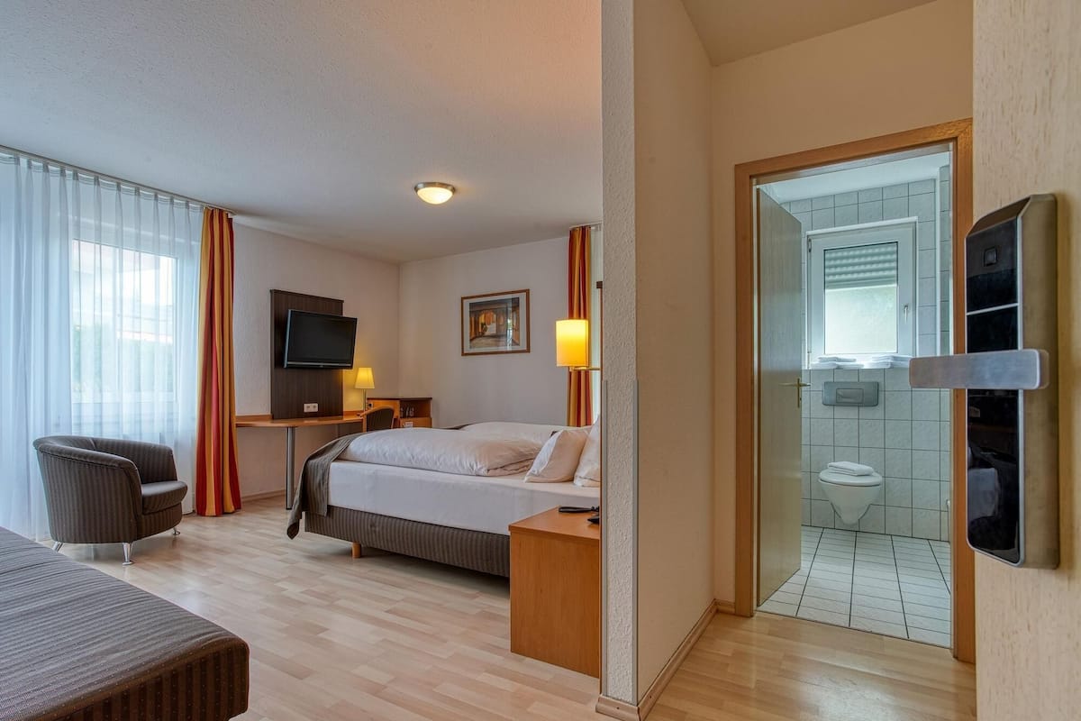 Työpöytä, pimennysverhot, Wi-Fi, vuodevaatteet