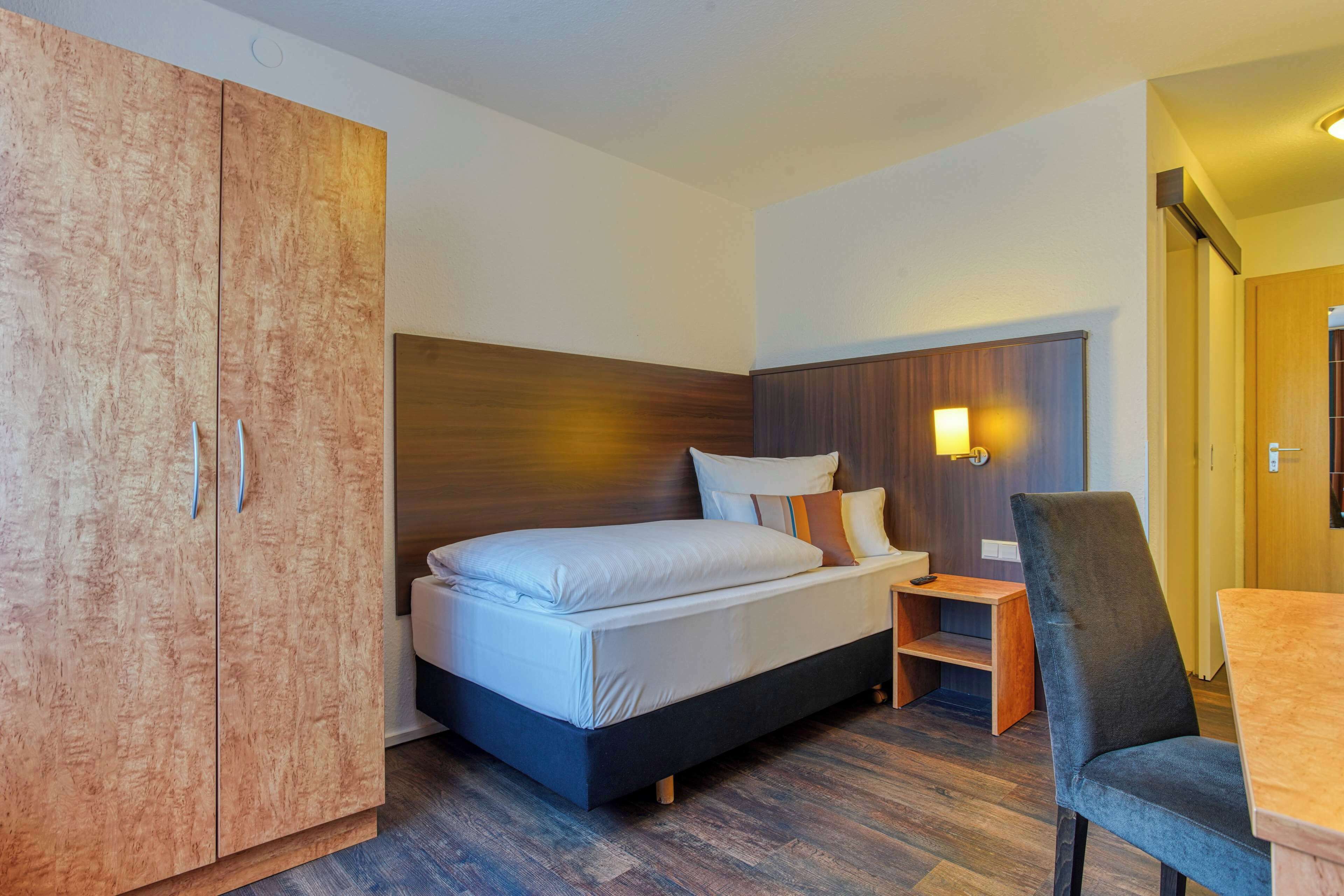 standard single room | desk, blackout curtains, wifi, bed sheets