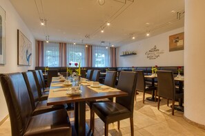 Se ofrece un desayuno bufé entre semana (14.9 EUR por persona)