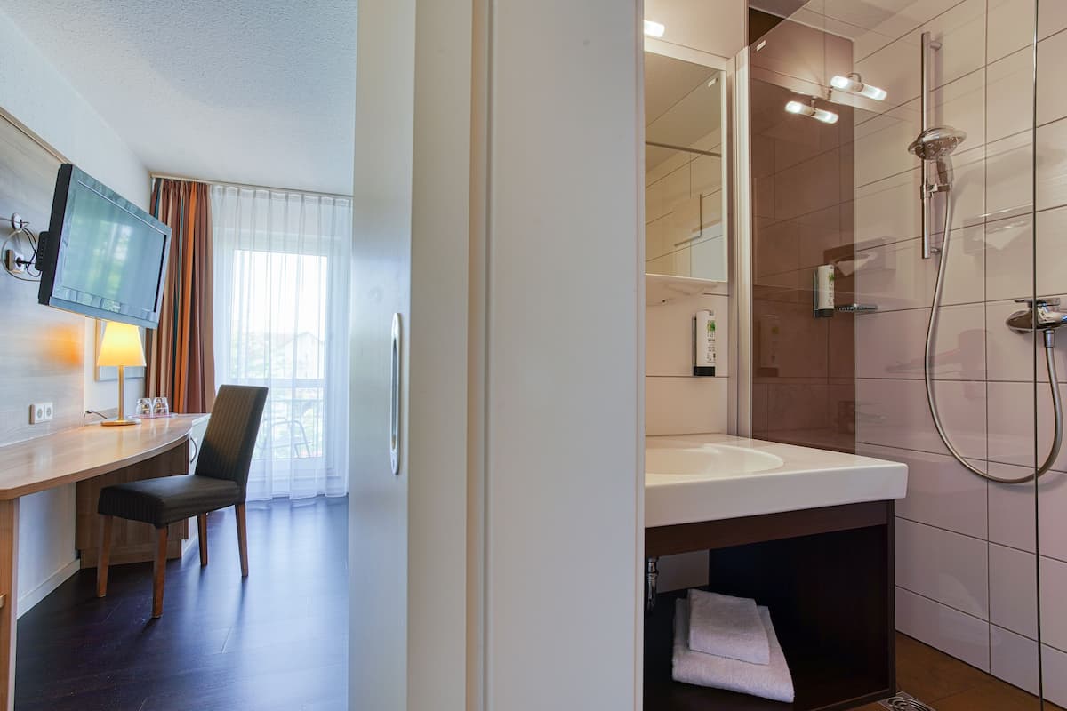 shower, free toiletries, hair dryer, towels