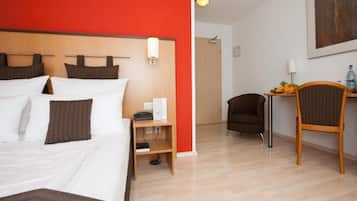 Escritorio, cortinas blackout, wifi y ropa de cama