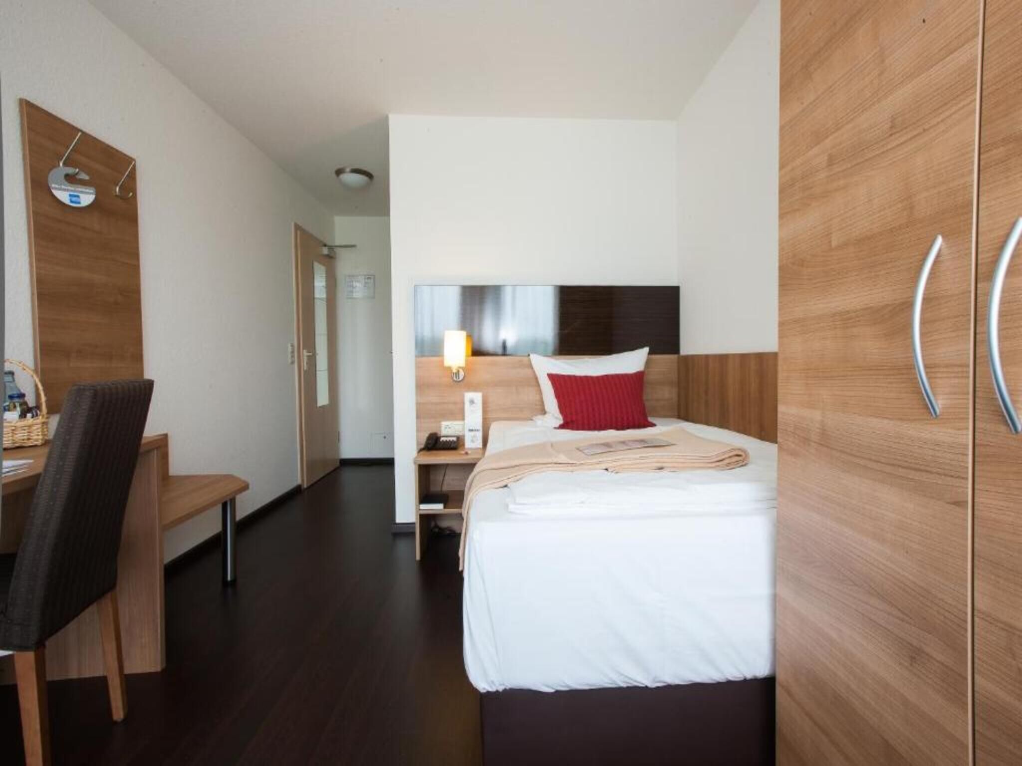 Habitación individual Confort | Escritorio, cortinas blackout, wifi y ropa de cama 