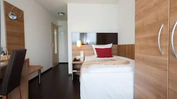 Habitación individual Confort | Escritorio, cortinas blackout, wifi y ropa de cama