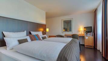 Skrivbord, mörklÀggningsgardiner, wi-fi och sÀngklÀder