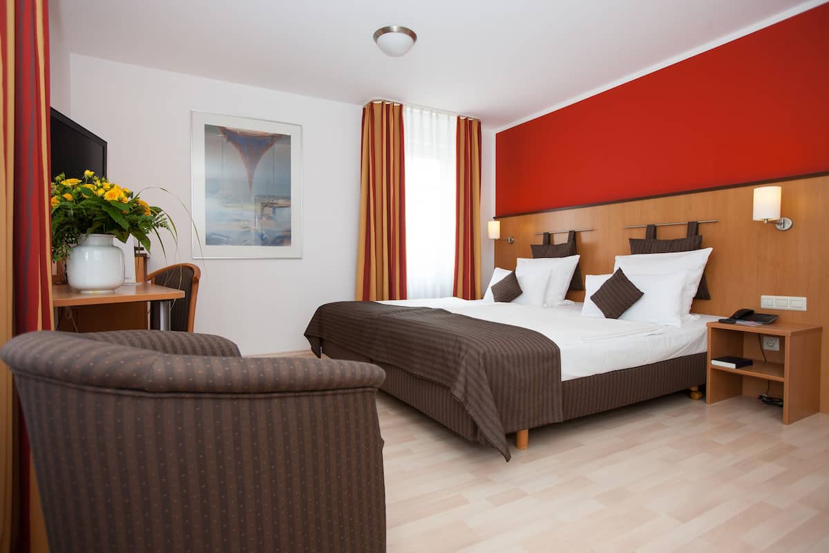 Escritorio, cortinas opacas, wifi y ropa de cama