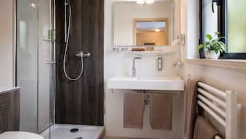 Dusche, Haartrockner, Handtücher, Seife