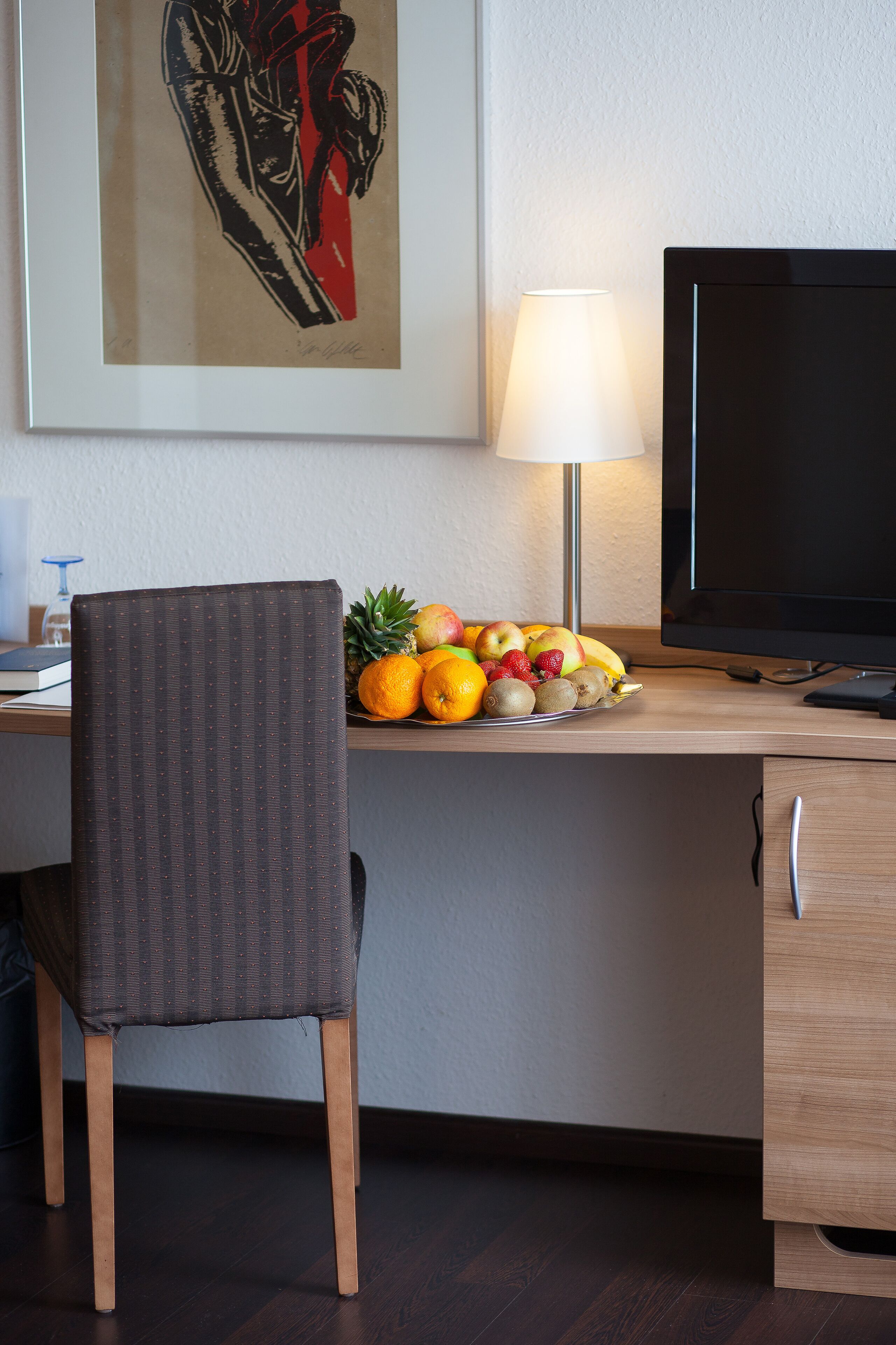 32-inch tv with satellite channels