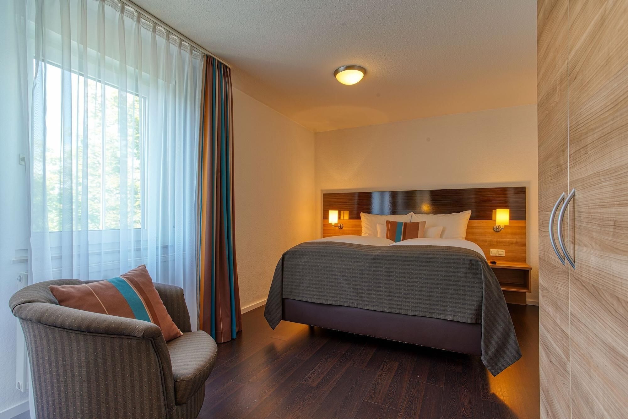 Desk, blackout drapes, WiFi, bed sheets