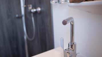 Douche, sèche-cheveux, serviettes fournies, savon
