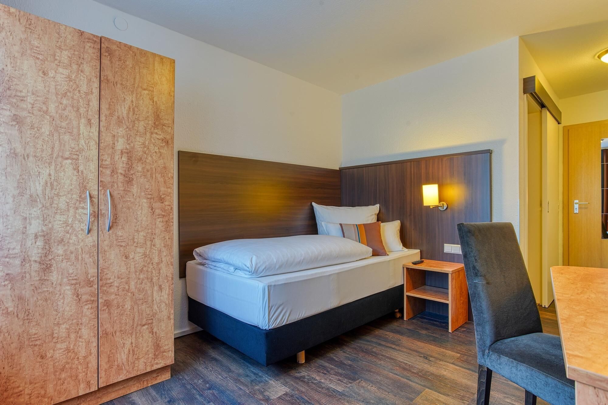 Economy Room | Desk, blackout drapes, WiFi, bed sheets