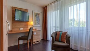 Schreibtisch, VerdunkelungsvorhÀnge, WLAN, BettwÀsche