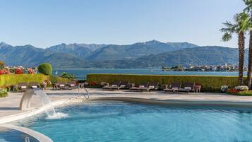 Piscina stagionale all'aperto, ombrelloni da piscina, lettini