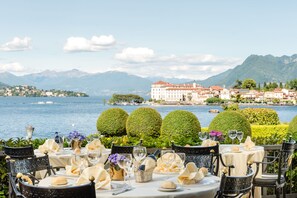 2 restaurants, breakfast, lunch, dinner served; international cuisine 