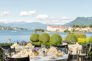 2 restaurants, breakfast, lunch, dinner served; international cuisine