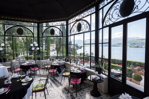 2 restaurants, breakfast, lunch, dinner served; international cuisine 