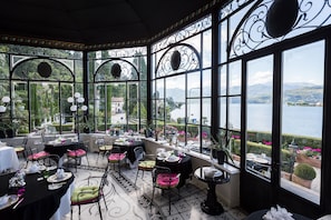 2 restaurants, breakfast, lunch, dinner served; international cuisine