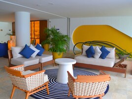 Área de estar no saguão