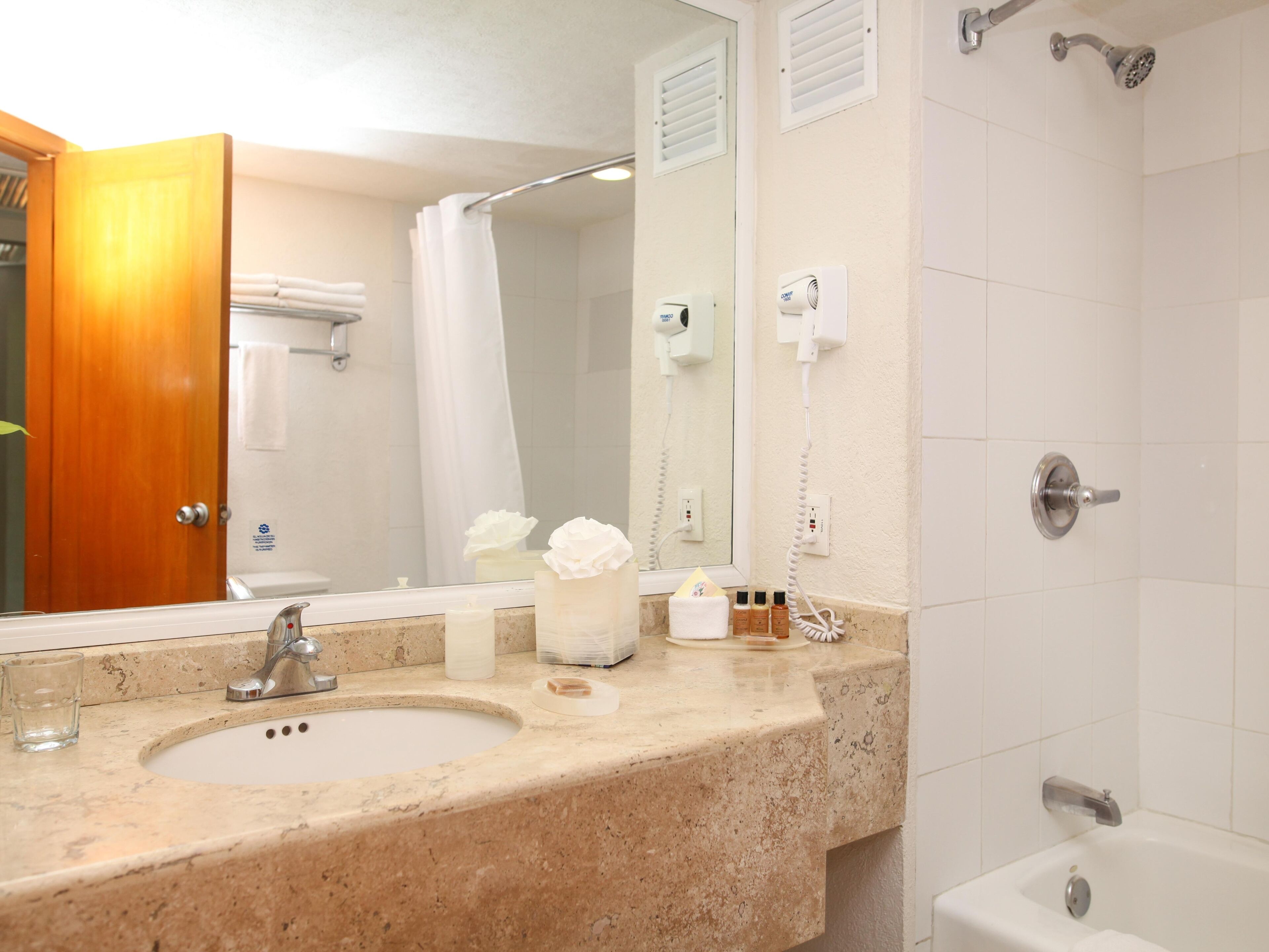 habitacion deluxe vistas a la ciudad o terraza | bathroom | combined shower/bathtub, free toiletries, hair dryer, bidet