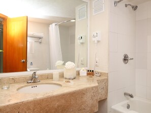 Habitacion Deluxe vistas a la ciudad o terraza | Baño | Ducha y bañera combinadas y artículos de higiene personal gratuitos