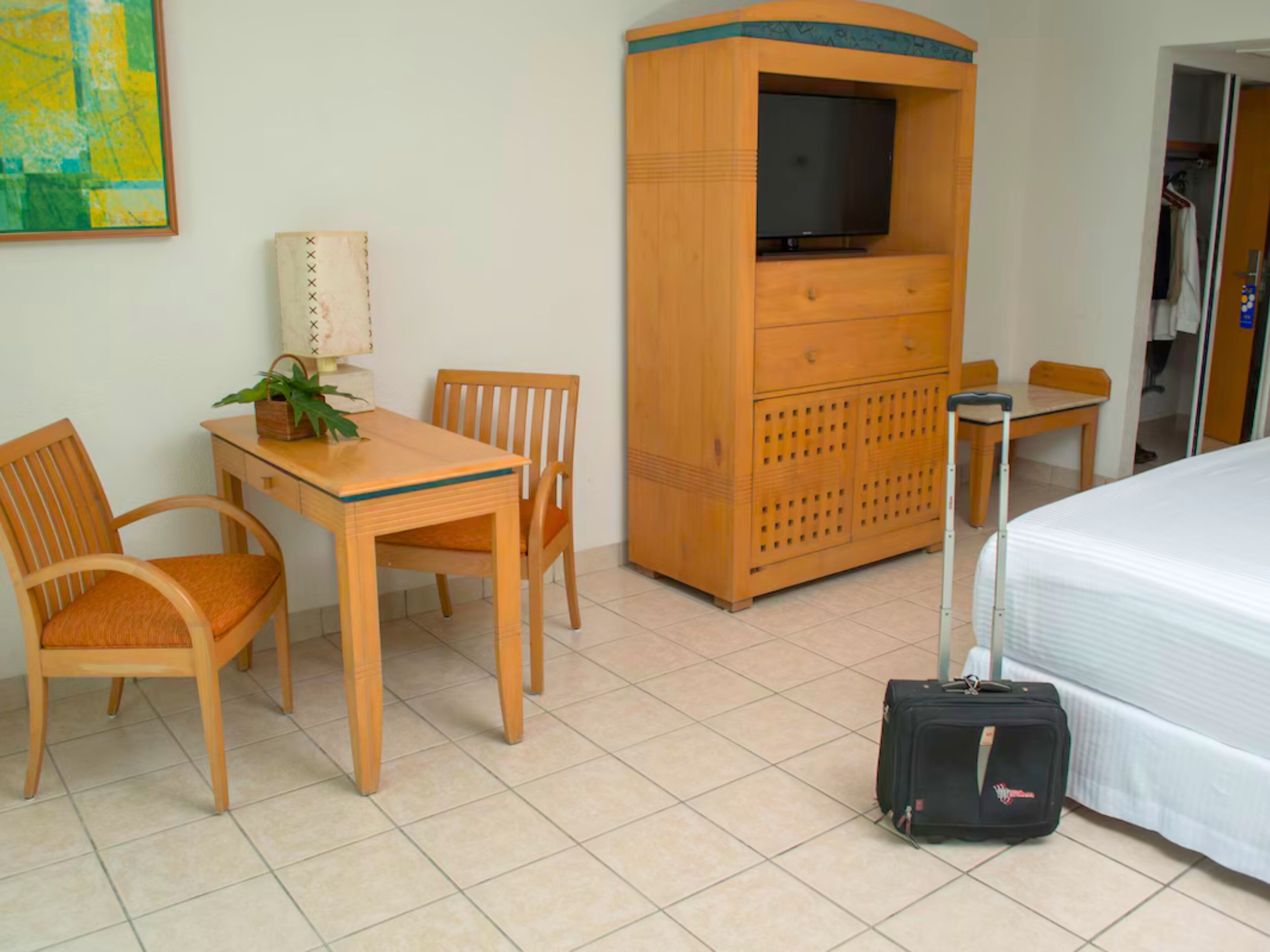 habitacion deluxe vistas a la ciudad o terraza | in-room safe, desk, laptop workspace, blackout curtains