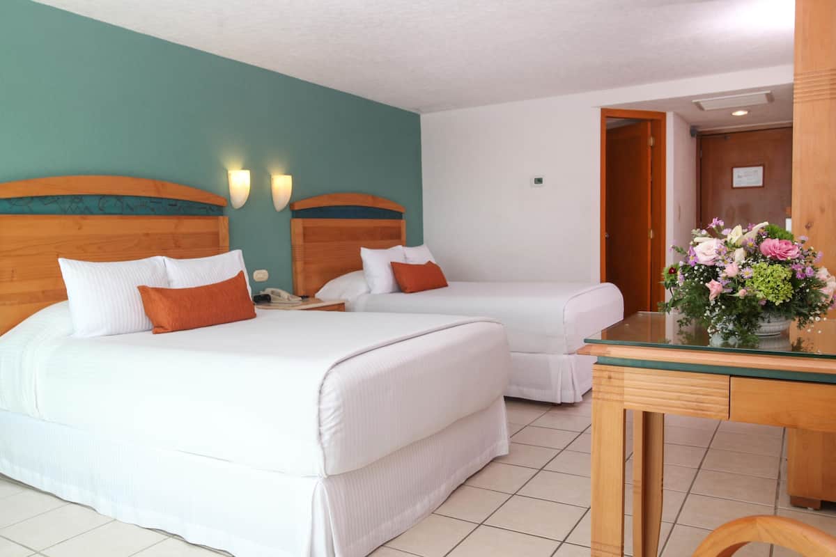 habitacion deluxe vistas a la ciudad o terraza | in-room safe, desk, laptop workspace, blackout curtains