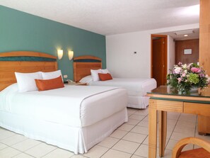 Habitacion Deluxe vistas a la ciudad o terraza | 1 غرفة نوم وأغطية فراش متميزة وخزنة داخل الغرفة ومكتب