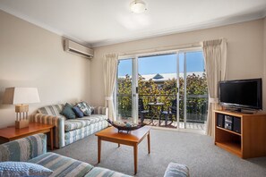 50-inch TV with cable channels - C Mandurah Resort (Halls Head)